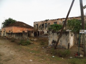 Ce b&acirc;timent servait &agrave; parquer les esclaves avant de les r&eacute;partir selon leur ethnie