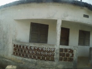 Ces cases aujourdhui am&eacute;nag&eacute;es en chambres de passage, servaient &agrave; parquer les esclaves suivant leur provenance. IL y avait 7 cases correspondant aux 7 ethnies vendues